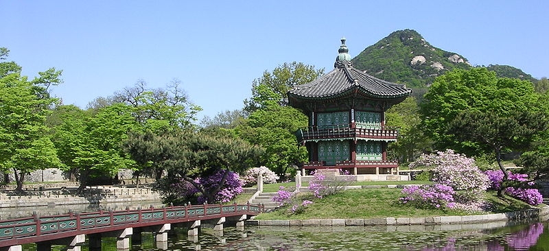 Gartenbereich auf dem Gelände des Gyengbokgung-Palastes in Seoul