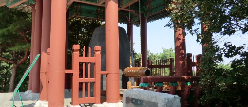 Suwon - Glocke auf der Befestigungsmauer der alten Königsstadt Suwon